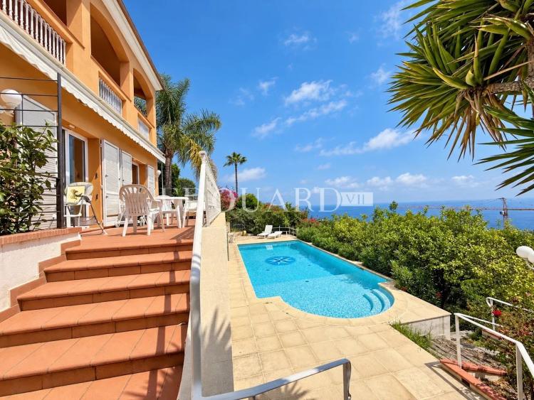 Dans un domaine privé et sécurisé, à vendre villa de prestige avec vue panoramique sur la Principauté de Monaco