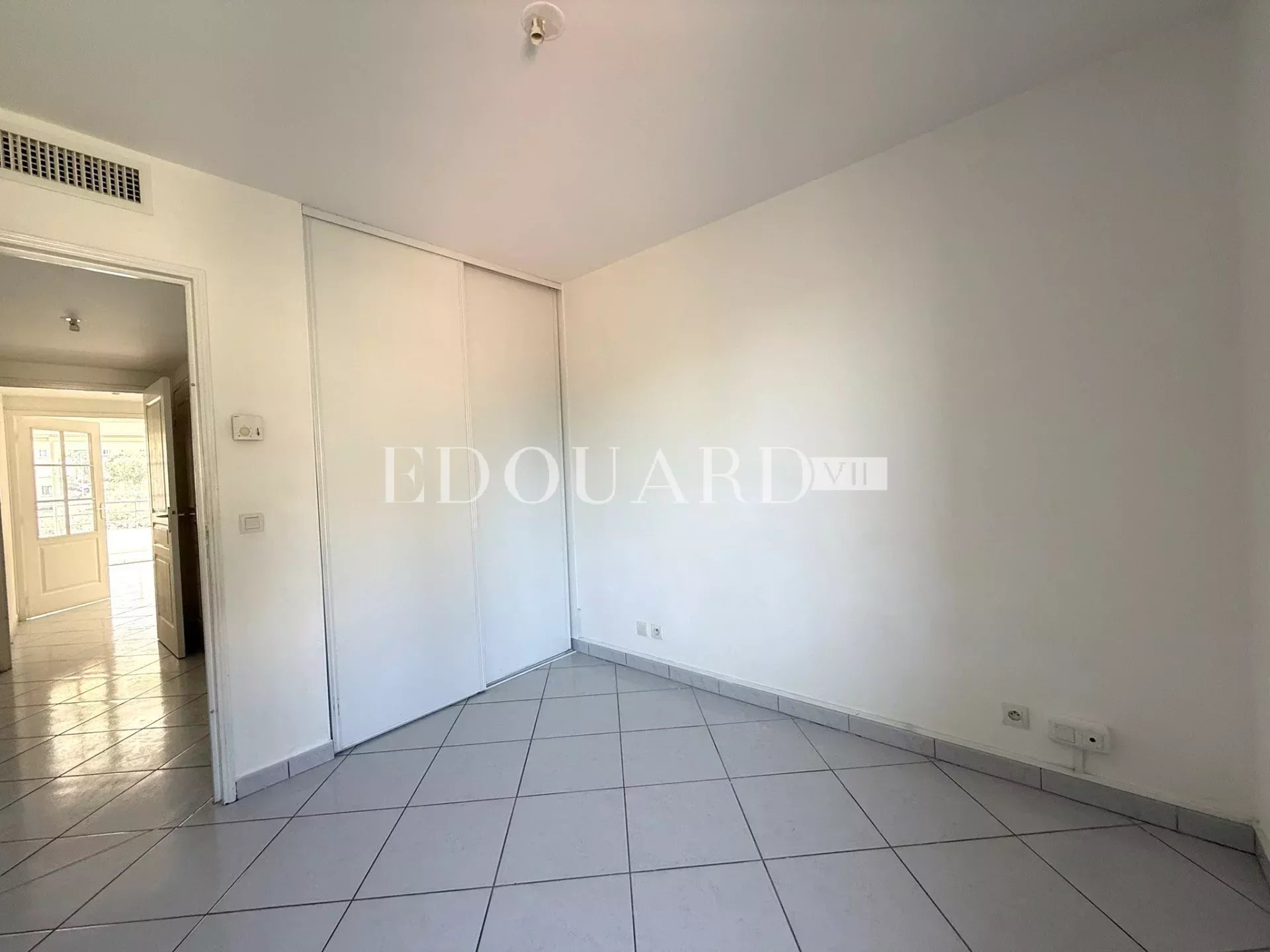 Sur la commune de Beausoleil, beau quatre pièces vide avec terrasse, balcon, cave et double garage