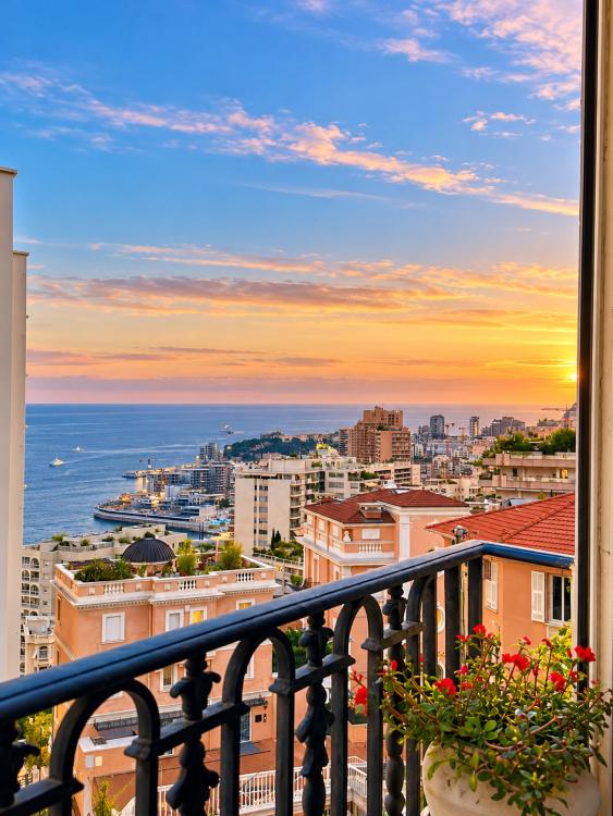 BEAUSOLEIL – ÉLÉGANT 3 PIÈCES AVEC VUE MER, À DEUX PAS DE MONACO