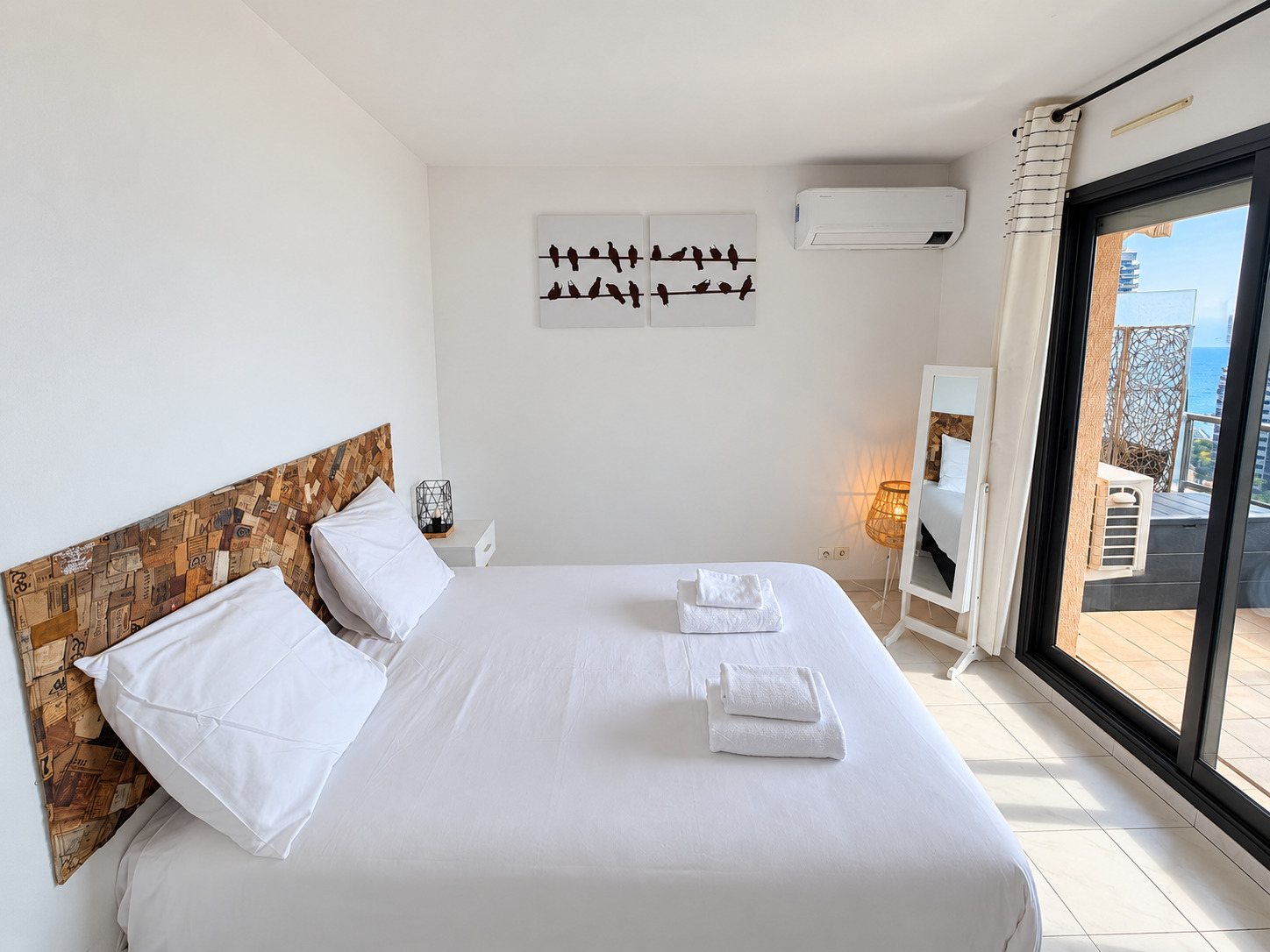 APPARTEMENT 2 PIÈCES MEUBLÉ AVEC TERRASSE, VUE MER, PISCINE ET GARAGE – BEAUSOLEIL