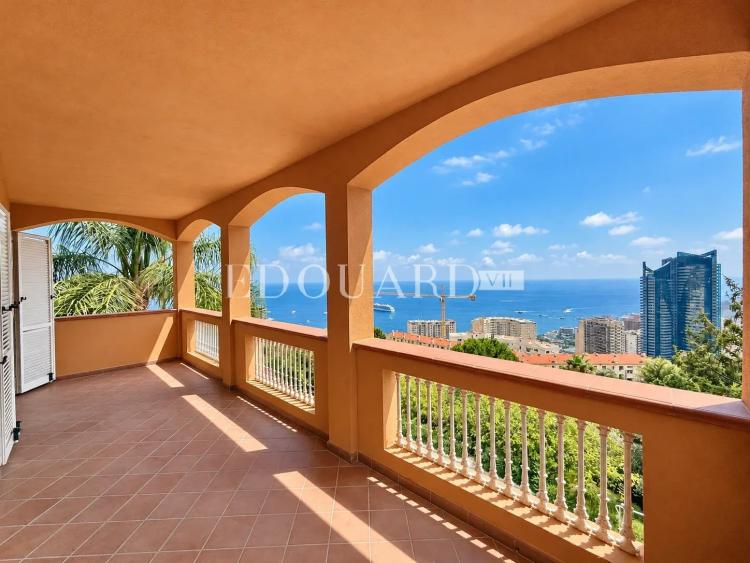 Dans un domaine privé et sécurisé, à vendre villa de prestige avec vue panoramique sur la Principauté de Monaco