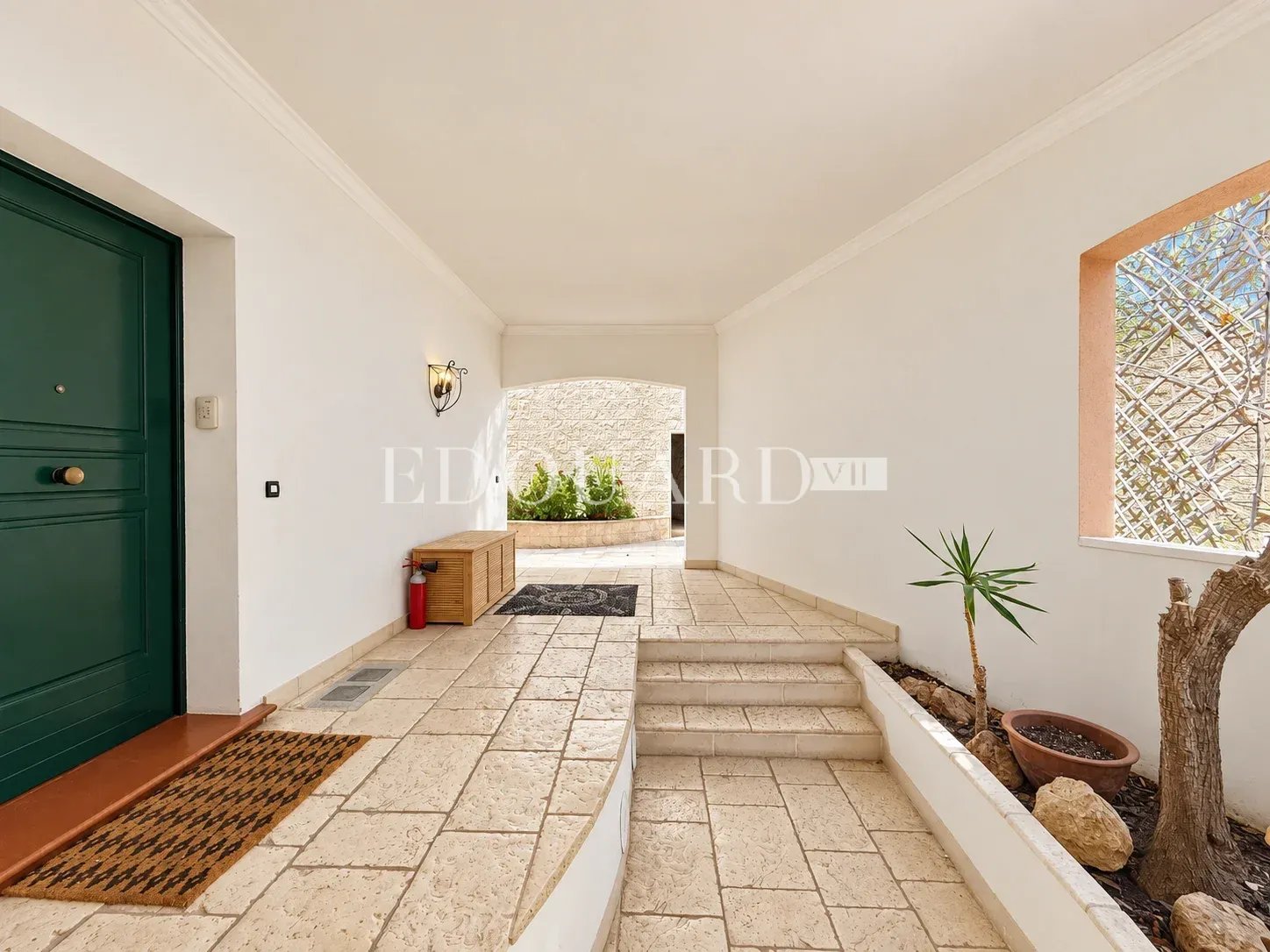 Dans un domaine privé et sécurisé, à vendre villa de prestige avec vue panoramique sur la Principauté de Monaco