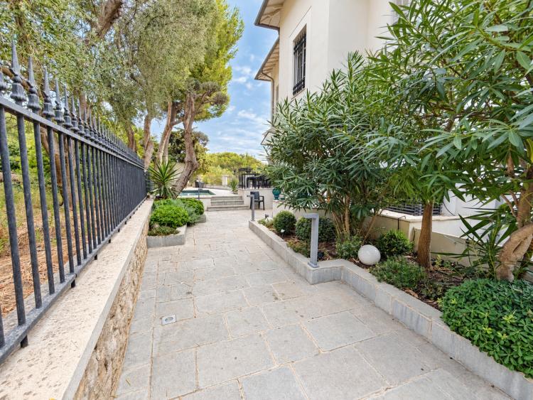 Cap-d’Ail – Élégant appartement à l’esprit villa, jardin privatif, piscine et vue mer