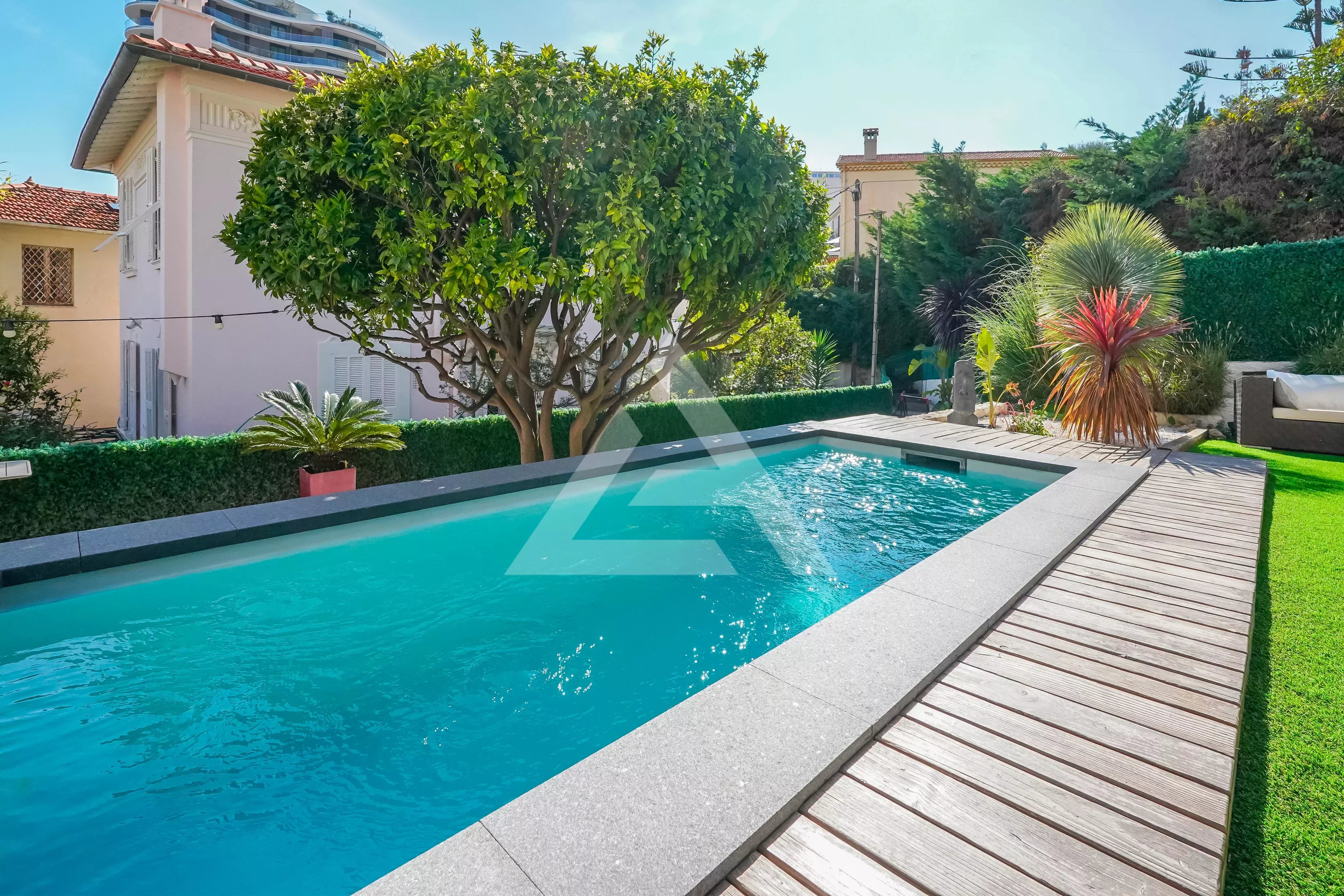 VILLA AVEC PISCINE - BEAUSOLEIL - GARAGE ET PARKING