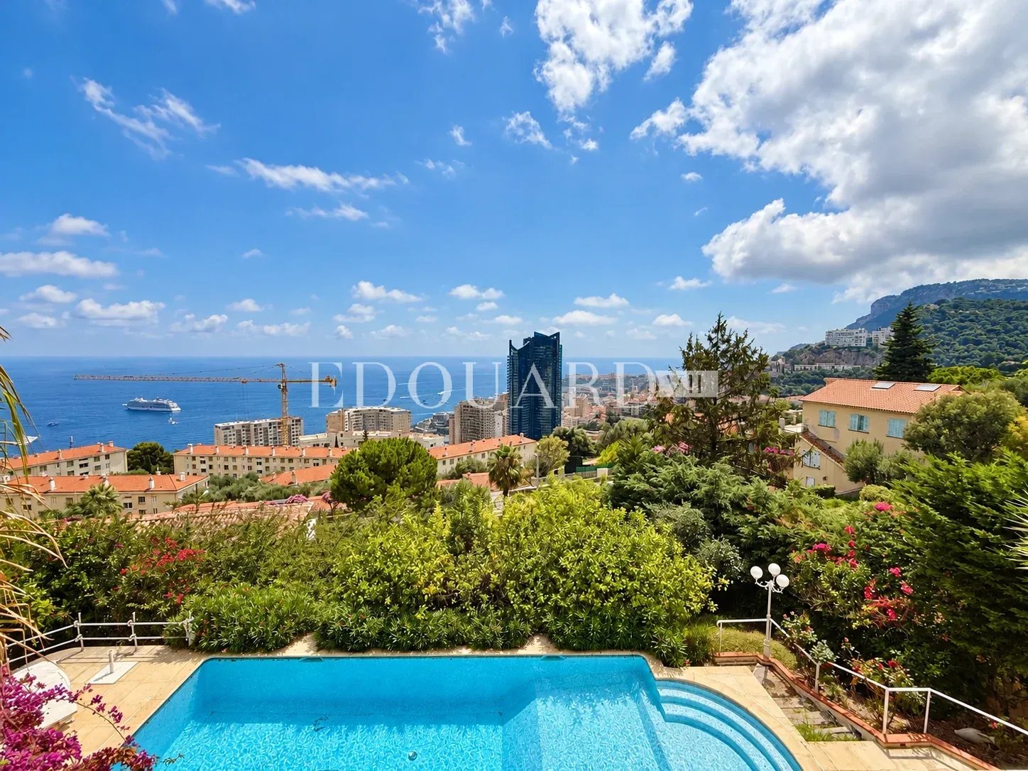 Dans un domaine privé et sécurisé, à vendre villa de prestige avec vue panoramique sur la Principauté de Monaco