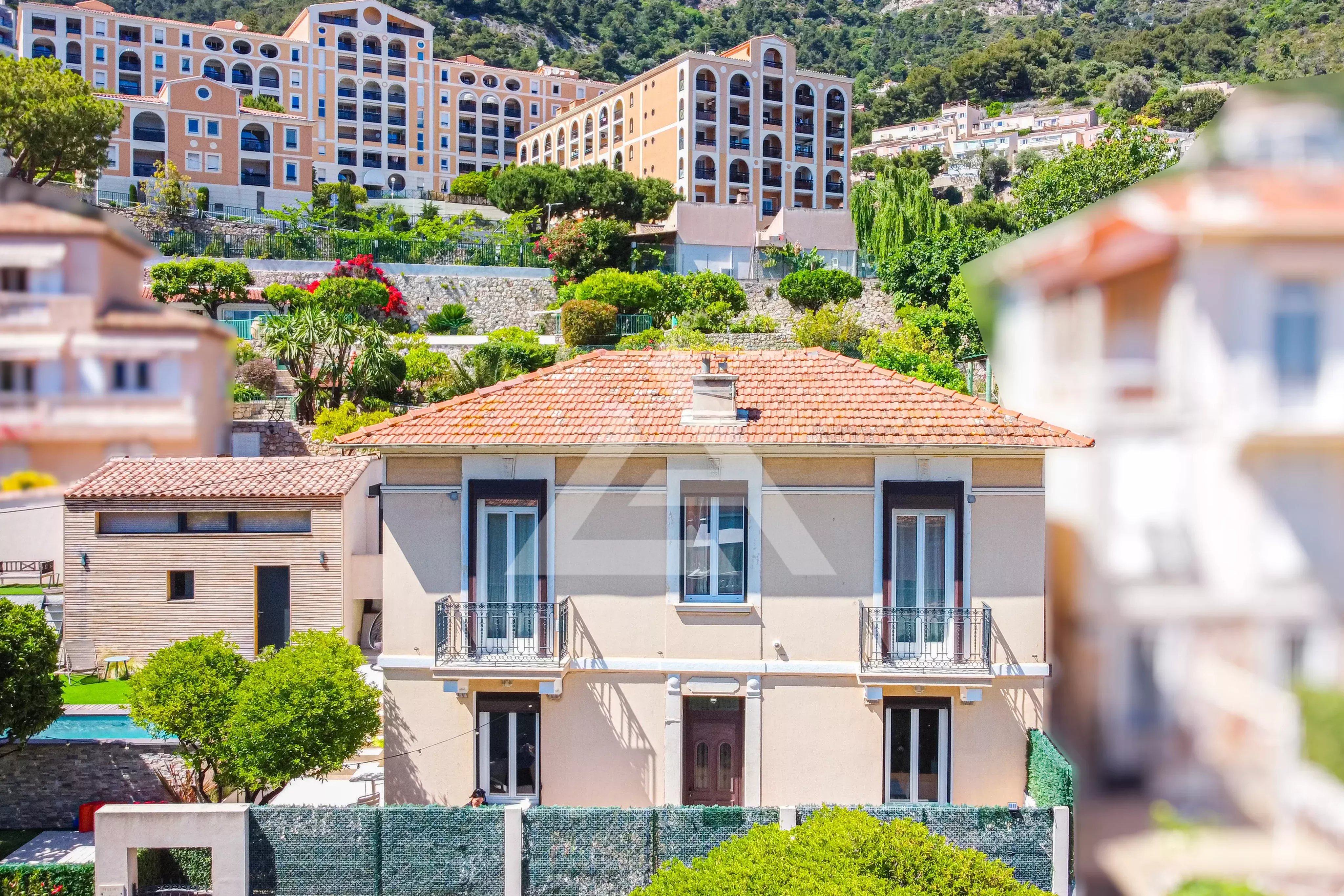 VILLA AVEC PISCINE - BEAUSOLEIL - GARAGE ET PARKING
