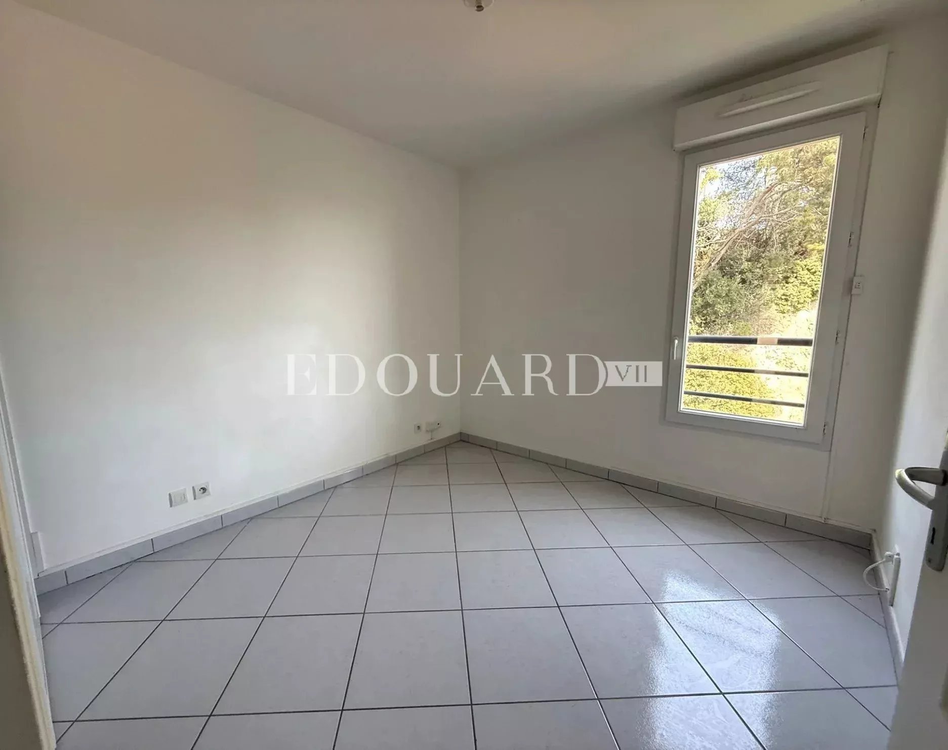 Sur la commune de Beausoleil, beau quatre pièces vide avec terrasse, balcon, cave et double garage