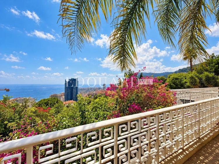 Dans un domaine privé et sécurisé, à vendre villa de prestige avec vue panoramique sur la Principauté de Monaco