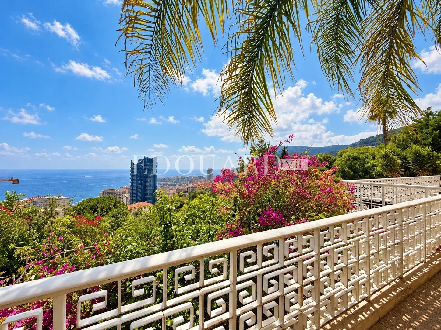 Dans un domaine privé et sécurisé, à vendre villa de prestige avec vue panoramique sur la Principauté de Monaco