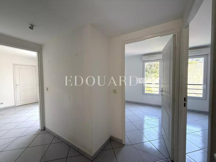 Sur la commune de Beausoleil, beau quatre pièces vide avec terrasse, balcon, cave et double garage